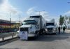 AMOTAC acuerda ruta con García Harfuch y desiste de movilizaciones Unidades de transporte de carga estacionadas en la autopista durante las movilizaciones de AMOTAC en México.