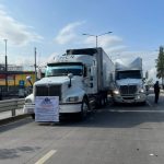 Unidades de transporte de carga estacionadas en la autopista durante las movilizaciones de AMOTAC en México.
