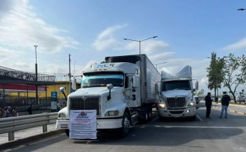 Unidades de transporte de carga estacionadas en la autopista durante las movilizaciones de AMOTAC en México.