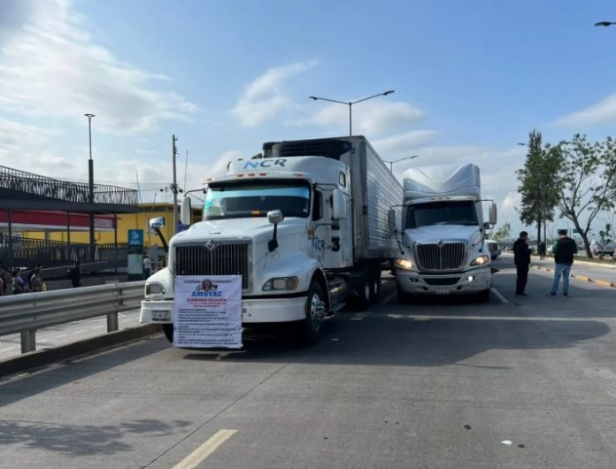 Unidades de transporte de carga estacionadas en la autopista durante las movilizaciones de AMOTAC en México.