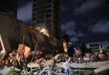 Edificios dañados que muestran la magnitud del desastre y la búsqueda de víctimas de los terremotos en Venezuela.