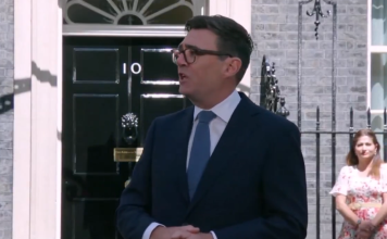 Andy Burnham asume como primer ministro de Reino Unido
