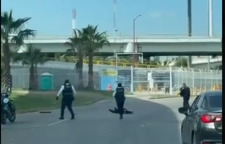 Muere policía municipal tras lanzarse de distribuidor vial