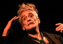 Murió Daniel Melingo: El adiós al bohemio que revolucionó el rock con Los Abuelos de la Nada Retrato en blanco y negro del músico argentino Daniel Melingo con un sombrero y gesticulando de forma expresiva en un escenario.