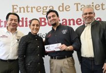 Sheinbaum entrega becas a estudiantes de Michoacán
