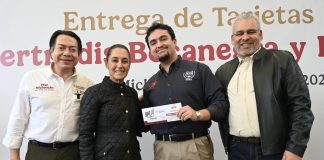 Sheinbaum entrega becas a estudiantes de Michoacán